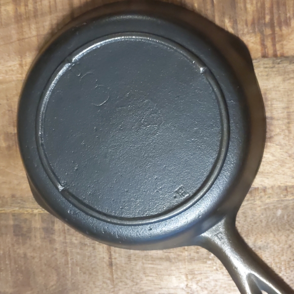 Vintage Unmarked Lodge Cast Iron Skillet, #3 - Picture 12 of 15